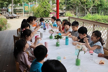 유치원 현관 앞에서는 아이들과 파티도 할 수 있습니다.